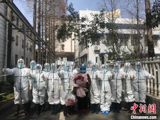 3月14日上午，河南省最后一名本地确诊病例在信阳市中心医院治愈出院。 李凯 摄