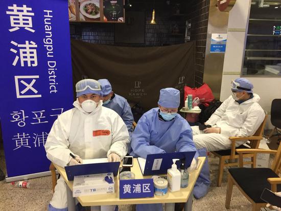 束传江在机场等待任务。