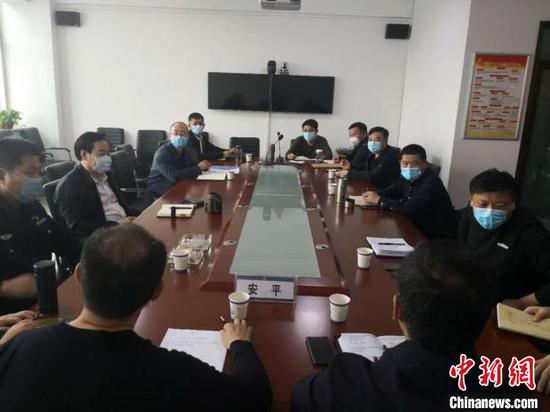 图为专案组正在研究案情。 衡水市公安局供图