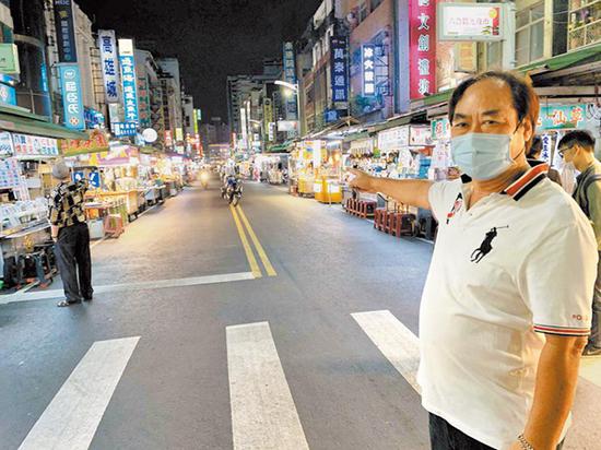 高雄市六合夜市出现史上最空荡街景,一眼就可从街头看穿街尾。(图片来源:台湾”中时电子报“)