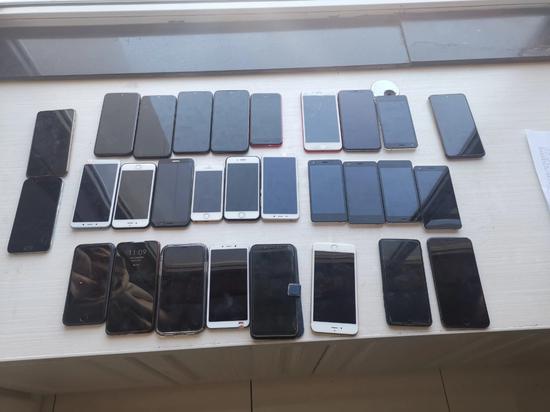 警方缴获作案手机。来源：吕梁公安微信公众号