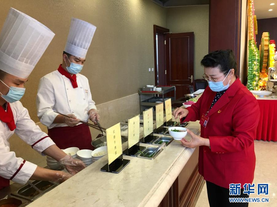  2020年10月29日，受邀列席党的十九届五中全会的基层社区工作者吴亚琴在京西宾馆餐厅取了一份小碗面。她表示：“盛面的碗也都是小碗，吃多少打多少。”新华社记者 朱基钗 摄