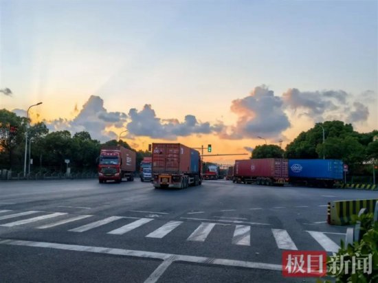 多輛大車通過路口