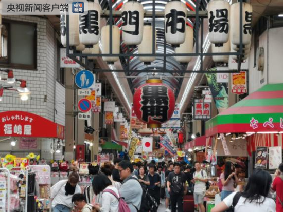 距离大阪市中心不远的黑门市场是“吃货”福地，它有近200年历史，最初主要卖海鲜水产，因为旁边寺院大门是黑色而得名（央视记者张晓鹏拍摄）