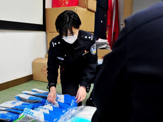 “警花”怒问制假者:你敢不敢戴你做的口罩出门