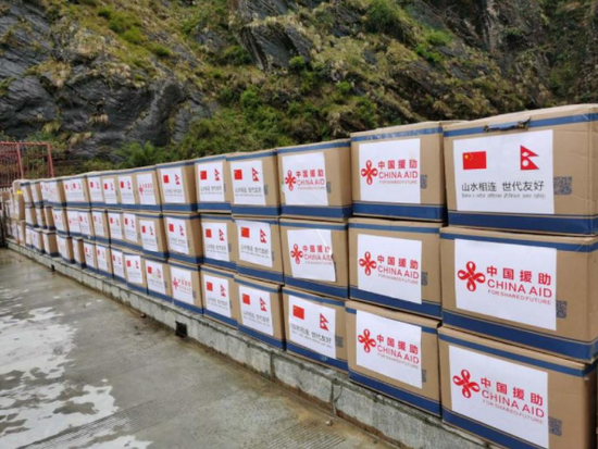 4月22日，西藏自治区人民政府向尼泊尔政府捐赠的医疗物资在樟木口岸的中尼友谊桥上完成交接。 图片来源：中国驻尼泊尔大使馆网站