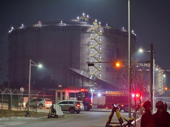 当地时间3月4日，消防部门向湖山里的液化天然气生产基地派遣大量消防队员及消防车。