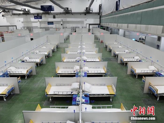 3月15日,长春国际会展中心“方舱医院”正式交付,并立即投入使用。这是本次疫情以来,长春市首个交付的“方舱医院”,将提供1500余个新冠肺炎轻症和无症状感染者床位,另有700余个床位作为方舱隔离点。 张瑶 摄
