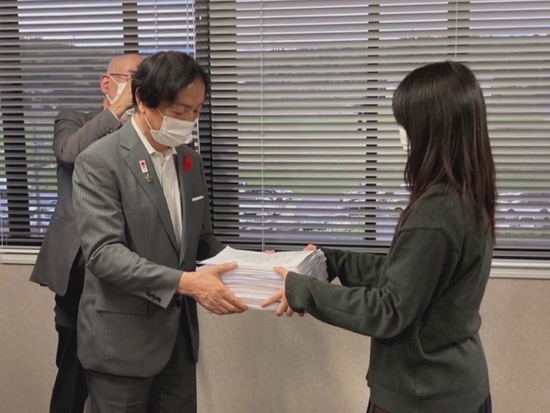 市民团体代表将联名反对书递交给伊贺市政府。  日本东海电视台报道截图