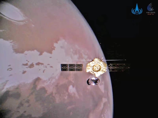 2022年元旦，国家航天局发布我国首次火星探测任务天问一号探测器从遥远火星传回的一组精美图像，向全国人民报告平安。这是环绕器与火星合影。新华社发（国家航天局供图）