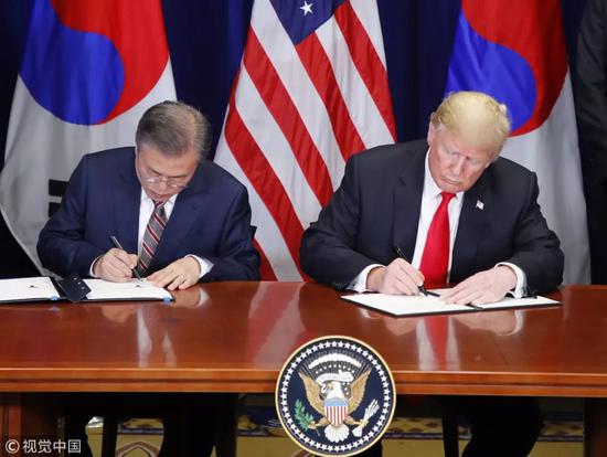▲资料图片：2018年9月24日，特朗普与韩国总统文在寅举行双边会谈，双方签署美国-韩国自由贸易协定。