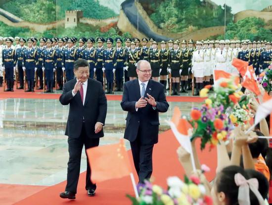 2018年9月7日，国家主席习近平在人民大会堂北大厅为来访的阿尔贝二世亲王举行欢迎仪式。新华社记者 刘卫兵 摄