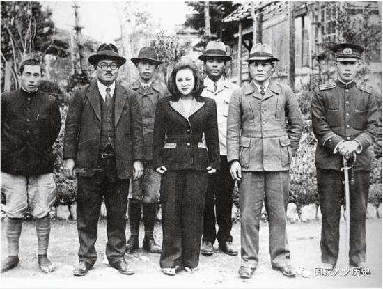 李香兰(前排中)与《莎韵之钟》工作人员合影。