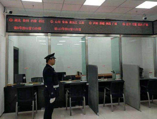 退役军人事务部来访接待室共有8个窗口，按省份划分（图/退役军人事务部）