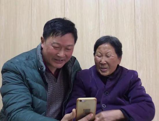 重庆大足区民警帮湖北荆州八旬老太刘某笔找到失散49年的弟弟后，双方视频认亲。 本文均为大足区公安局供图