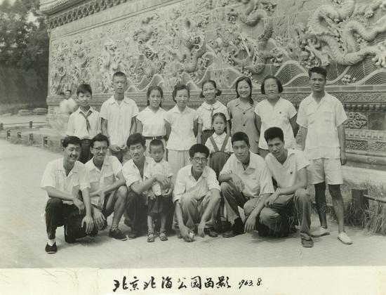  1963年，师生们在北海九龙壁前拍摄的合影，在《园说——北京古典名园文物展》照片墙中展出。受访者供图
