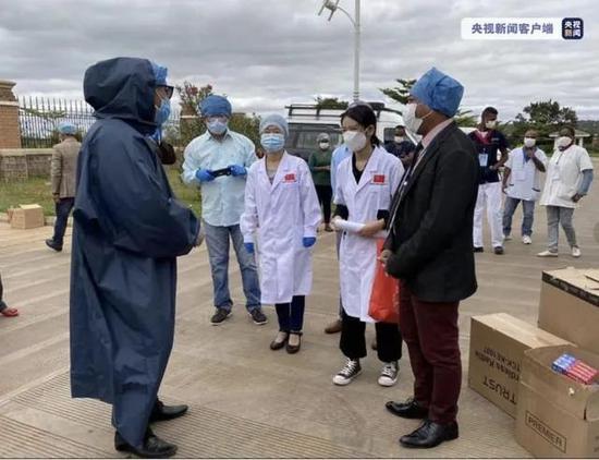 中国援马达加斯加医疗队和当地医生交流中国经验