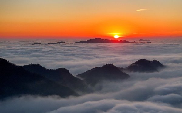 雨后日出云海绚丽如画
