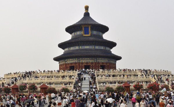  The Temple of Heaven Park is full of tourists