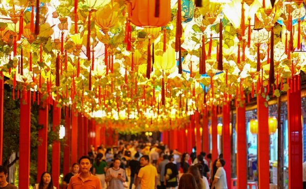  The Mid Autumn Festival Lantern Festival is full of colorful lanterns, like a sea of people