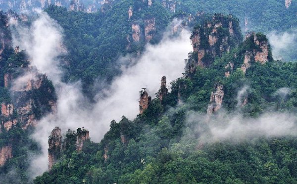 十里画廊云雾缭绕绘就诗意山水画