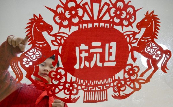 合肥：小学生剪纸迎新年