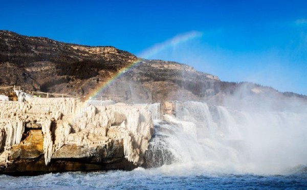 彩虹横跨黄河壶口“玉壶冰瀑”