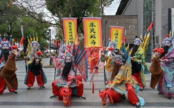 杭州：非遗“东吴战马”踩街迎新春