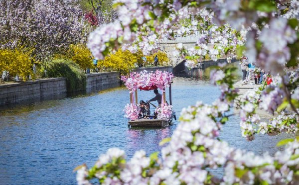 北京：游客乘船畅游海棠花溪