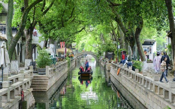 同里古镇水巷绵延 游人乘船穿梭浓荫