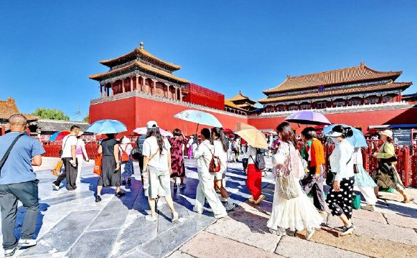 暑假临近尾声 故宫博物院参观热度不减