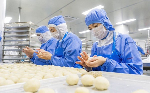 江苏南通：工人赶制月饼迎中秋