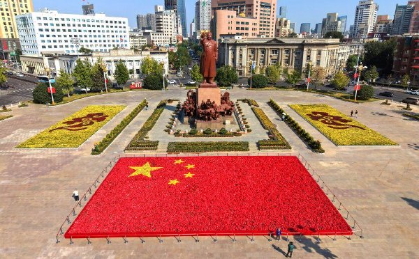 沈阳：鲜花巨型国旗亮相城市广场