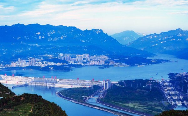宜昌：三峡船闸繁忙景象