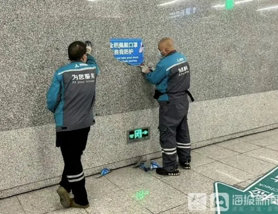 北京地铁内的佩戴口罩提示被撕除（源自网友）