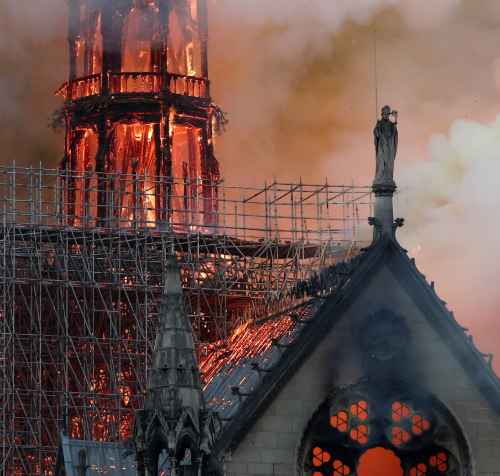 大火中的巴黎圣母院窗户（图源：法新社）