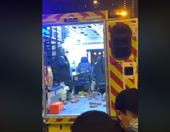 救护车内石块、砖头满地（视频截图）
