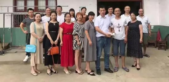 △2018年6月30日，蒋忠（前排右二）确认病情后，他的同学前去看望并给他捐款。