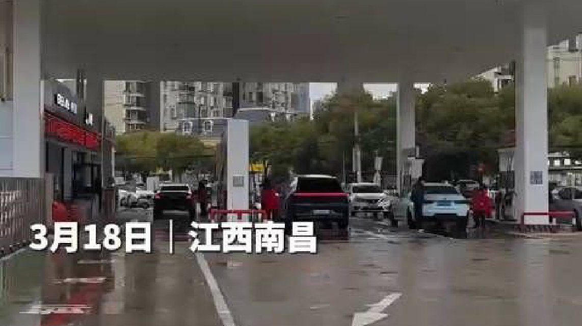 国内油价或破9 有车主表示：再涨坐地铁上班