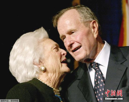 资料图：老布什和妻子芭芭拉已经结婚超过70年，两人于1945年1月6日在纽约州的莱伊喜结连理，他们的结婚时间堪称美国总统婚姻史之最。图为2002年11月5日，乔治·赫伯特·沃克·布什在迈阿密举行的竞选晚宴上，与妻子芭芭拉和儿子出席。