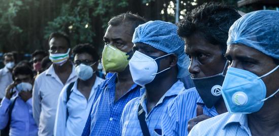 佩戴口罩的印度民众（AFP）