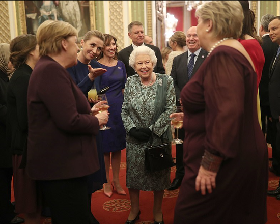 英女王白金汉宫招待北约领导人 他们都同框了