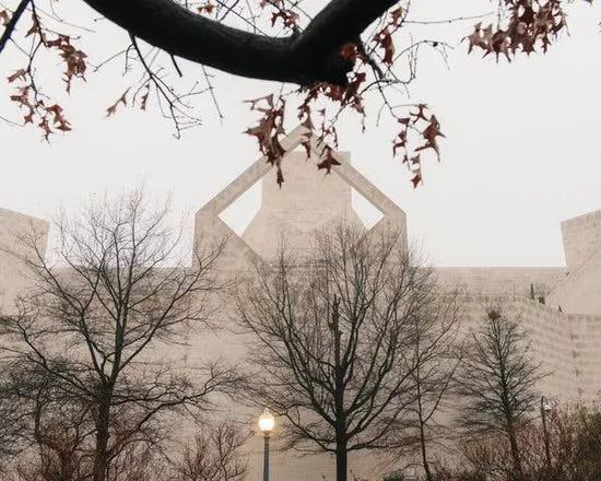 环球网：西方人搞情报都要老婆坐旁边压惊吗？