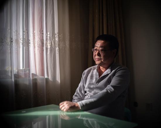仲江,生于1961年,1982年牡丹江毒气事件受害者。他的免疫系统受损;一只眼睛患上肌无力,无法睁开。
