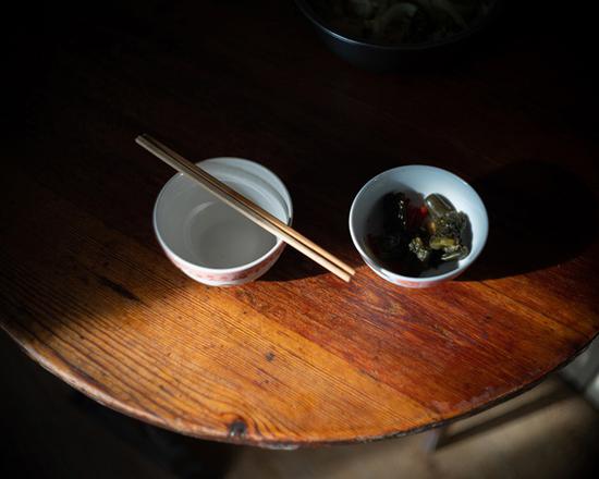 杨树茂的午餐。他和妻子已经处于分居状态。杨树茂平时给自己做饭,一道简单的腌黄瓜可以吃好几天。