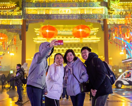 好友同行，节日同框。