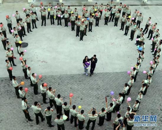 特战队员从天而降硬核求婚 网友齐呼：我愿意