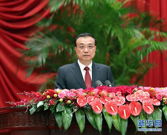 9月30日晚,国务院在北京人民大会堂举行国庆款待会,热烈庆贺中华人民共和国成立六十九周年。国务院总理李克强致辞。 新华社记者 刘卫兵 摄