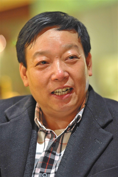 　　庞青年 1958年1月出生于浙江省台州市天台县，1986年，他创办磐安县橡胶厂，1993年任浙江杭通集团董事长兼党委书记，1999年，庞青年出任金华青年汽车制造有限公司董事长兼集团党委书记。