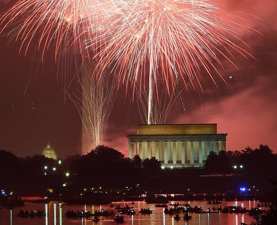 当地时间2015年7月4日，美国庆祝独立日，当地举行盛大焰火表演。图片来源：视觉中国